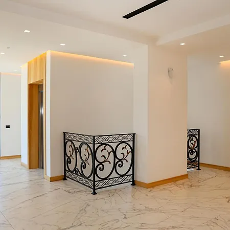 Grand White Ξενοδοχείο 4*