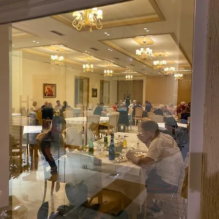 Ξενοδοχείο Grand White Μπεράτ