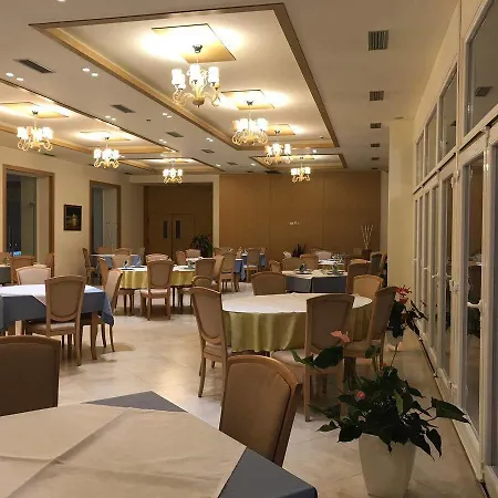 Grand White 4*
