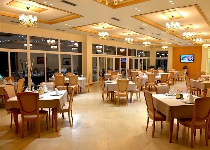 فندق Grand White 4*