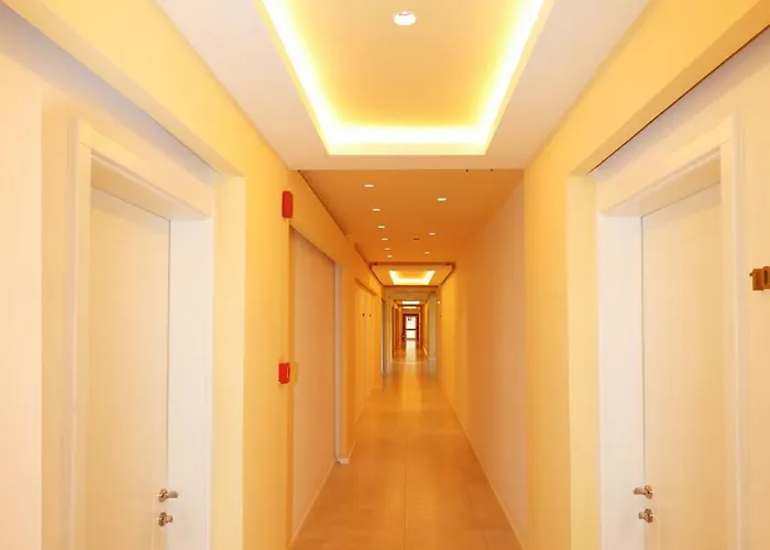 فندق Grand White 4*