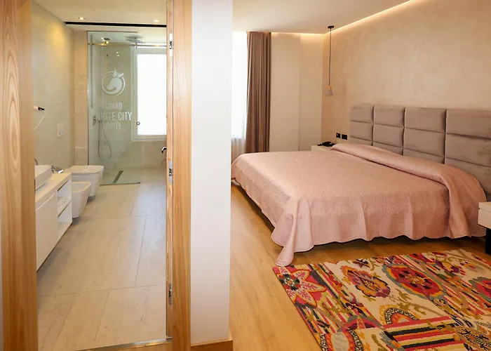 Grand White فندق 4*