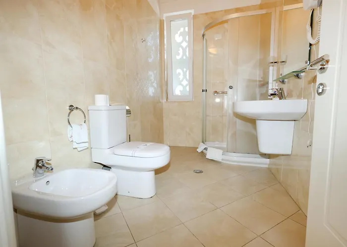 Grand White فندق
