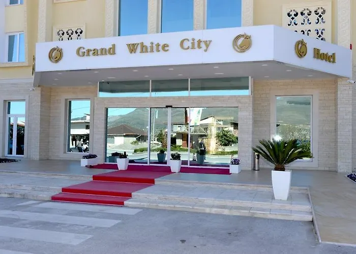 فندق Grand White بيرات