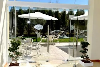 Grand White 4* بيرات